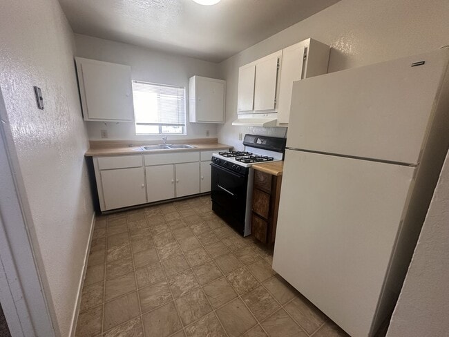 Building Photo - 2 Bedroom, 1 Bathroom Apartment