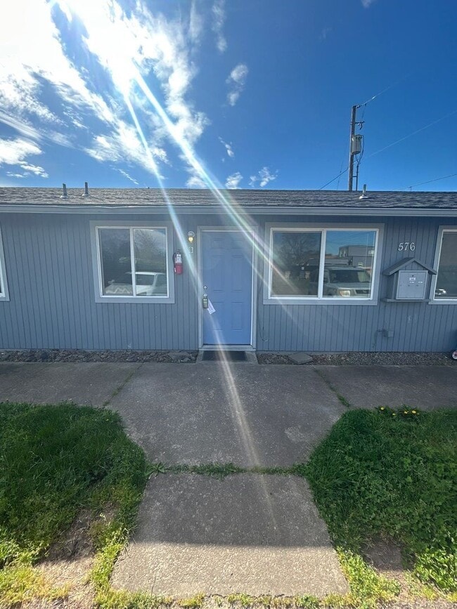 Building Photo - 576 Hill St SE