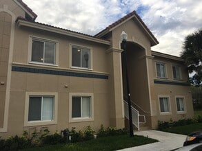 Building Photo - 1103 Golden Lakes Blvd