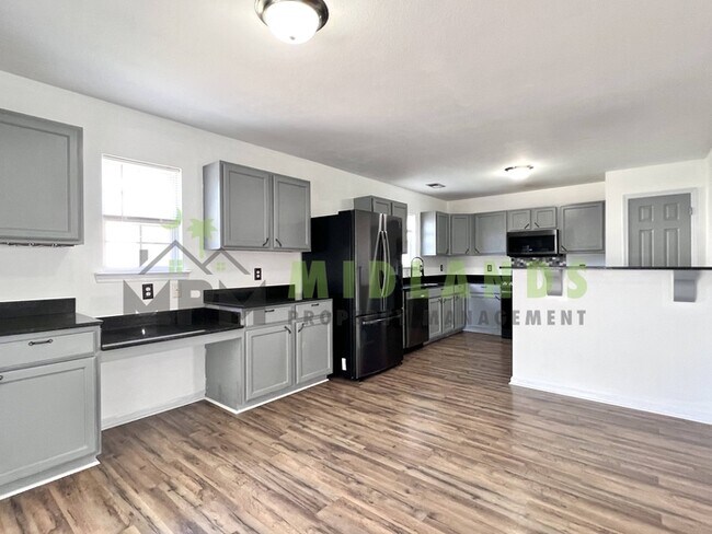 Building Photo - 492 Denman Loop