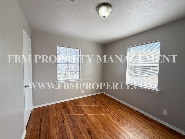 Building Photo - 410 N Flat St