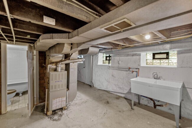 Building Photo - Beautiful 2 bedroom home in Pitcairn available August 15!