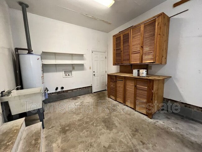 Building Photo - 6204 Lakehaven Dr