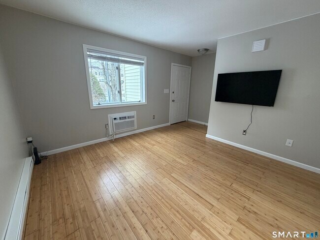 Building Photo - 21 Oak Ave Ext