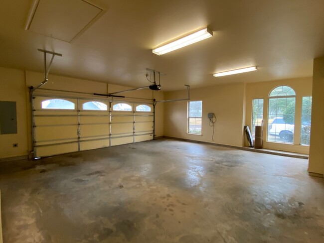 Building Photo - Large Rental in Haughton