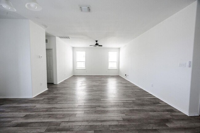 Building Photo - 448 English Oak St