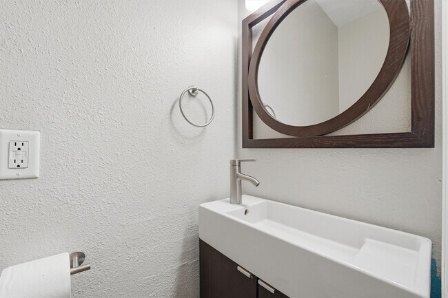 Building Photo - 2051 Shadow Rock Dr