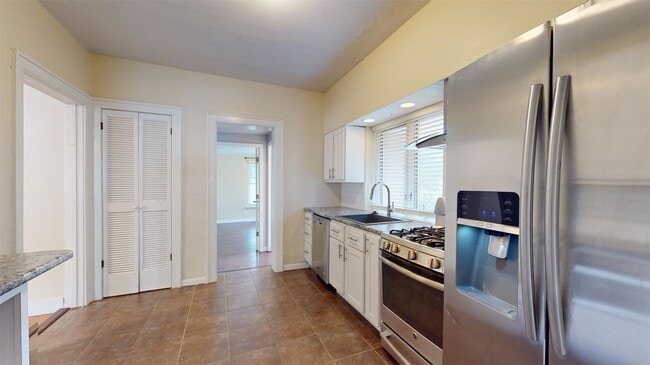 Building Photo - 7030 Clayton Rd