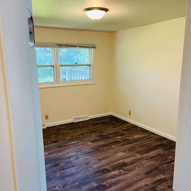 Building Photo - Beautifully remodeled 3 bedroom, 2 bath duplex in Royal Oaks Neighborhood