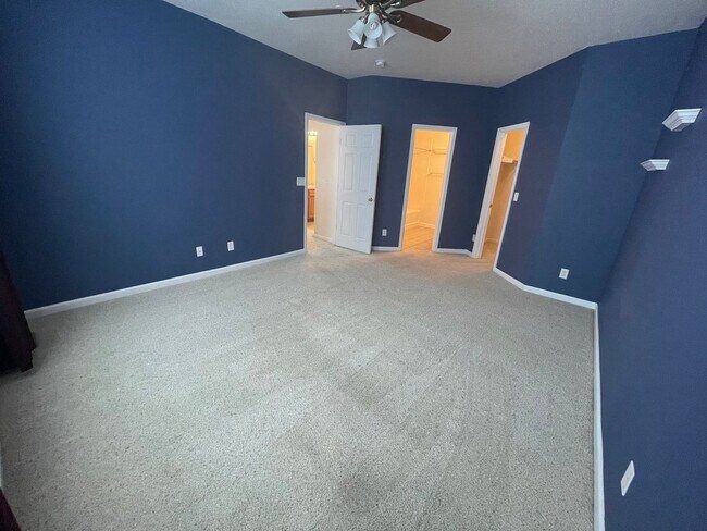Building Photo - Spacious 3 Bed, 2.5 Bath Townhome in Rigden Farm! Unit E!