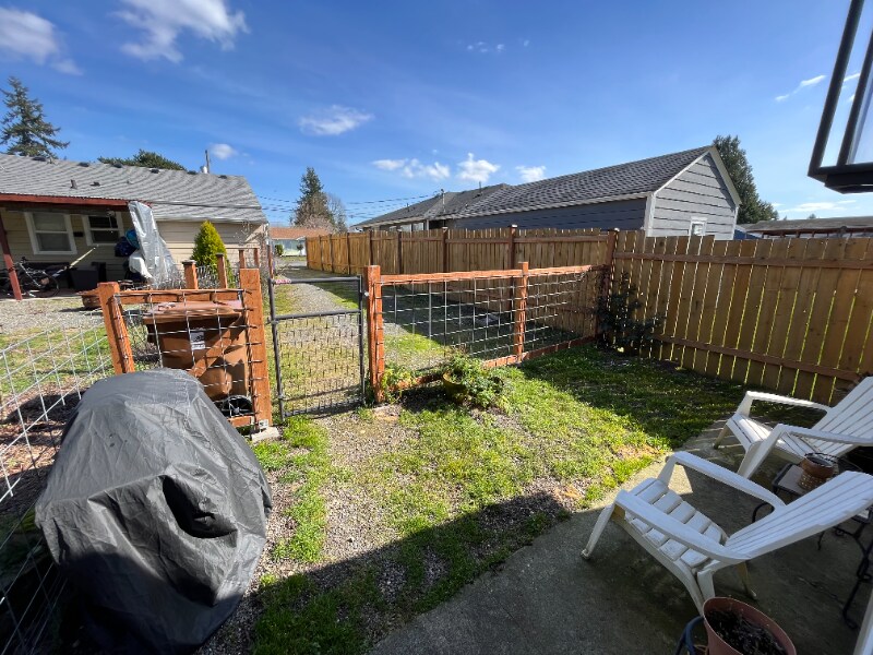 Building Photo - 632 S Rochester St