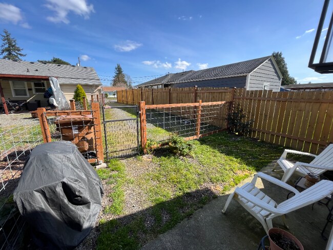 Building Photo - 632 S Rochester St