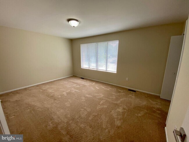 Building Photo - 1010 Commanders Way N