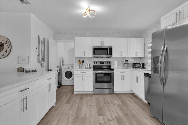 Building Photo - 5311 Pierce St