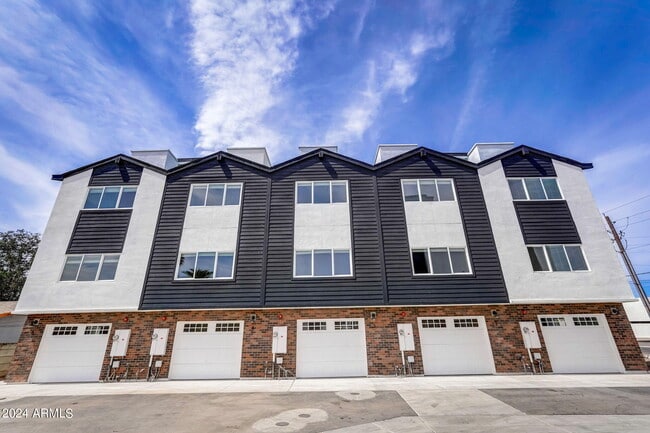 Building Photo - 3645 E Earll Dr