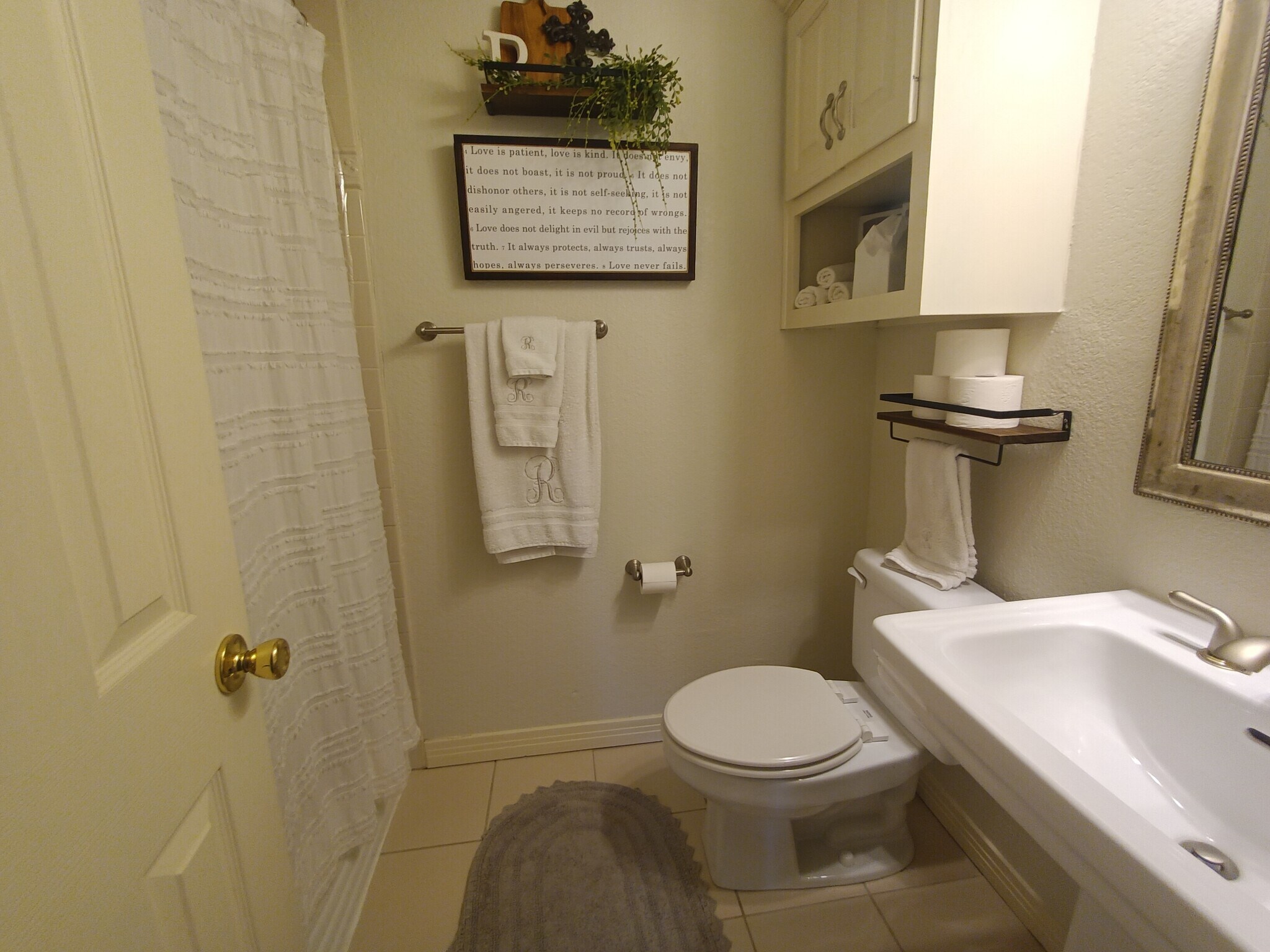 Family Bathroom - 1444 Bledsoe Road
