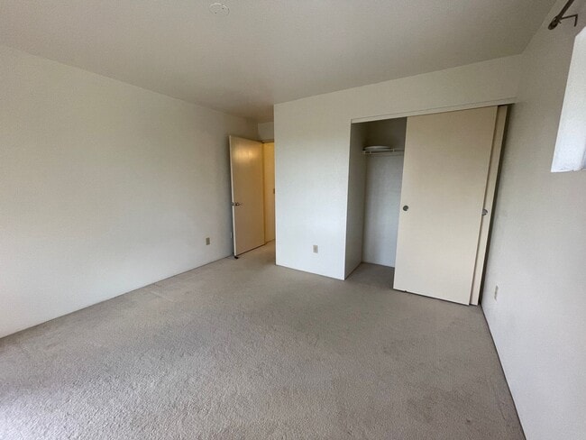 Building Photo - Parkglen at Waikele upstairs corner/end unit