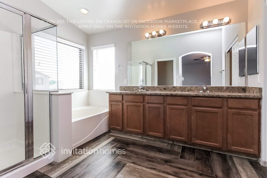 Building Photo - 2561 W Silver Streak Way