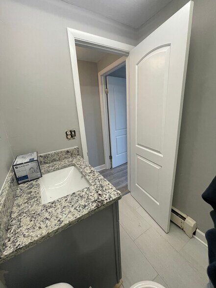 Bathroom - 636 W Pickwick Ct