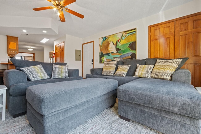 Building Photo - 204 Elmhurst Ct