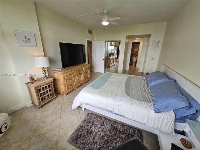 Building Photo - 4200 Hillcrest Dr