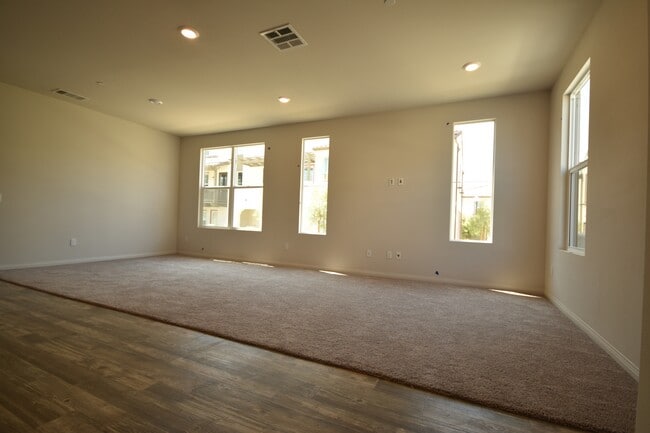 Building Photo - 656 Martina St