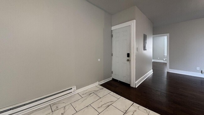 Building Photo - 1915 W Erie Ave