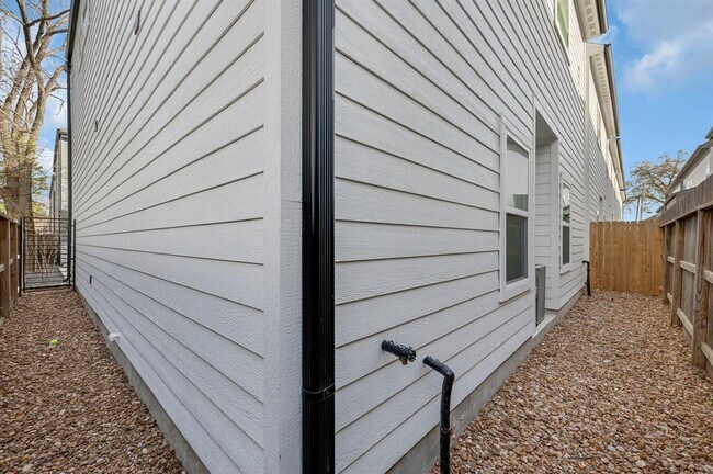 Building Photo - 804 Woodcrest Dr