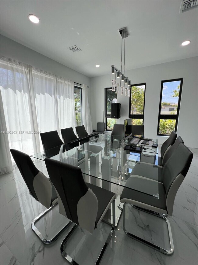 Building Photo - 2342 McKinley St