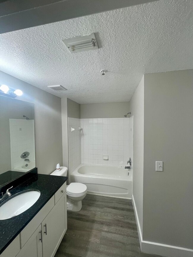 Building Photo - 1 Bedroom / 1 Bath Condo in Gated Communit...