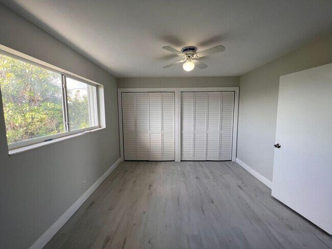 Building Photo - 609 NE 6th Ct