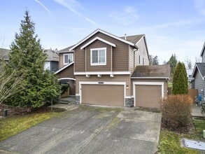 Building Photo - Spacious 4-Bed Puyallup Home For Rent | 3-Car Garage & Quick Commute to JBLM!