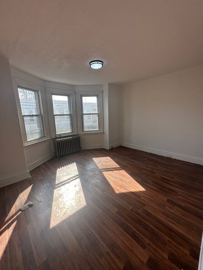 Building Photo - 2 Bedroom, 1 Bath Rowhome available today!