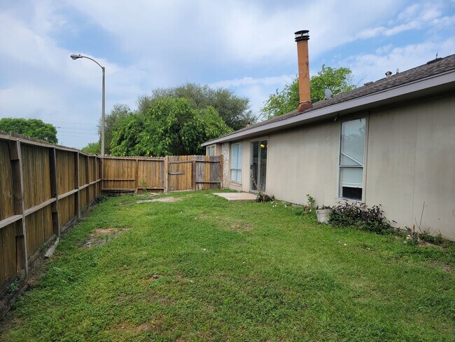 Building Photo - MOVE IN SPECIAL - $100 OFF First 3 Months ...