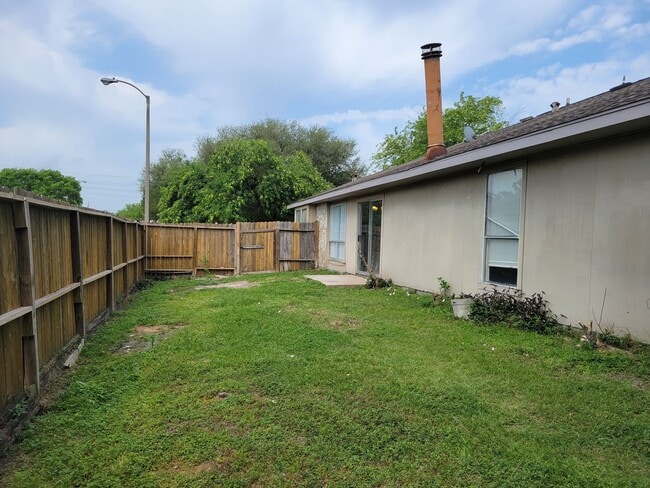 Building Photo - One story, 3 bedroom duplex available!