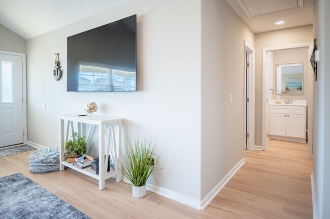 Building Photo - PERFECT OFF-SEASON BEACH GETAWAY