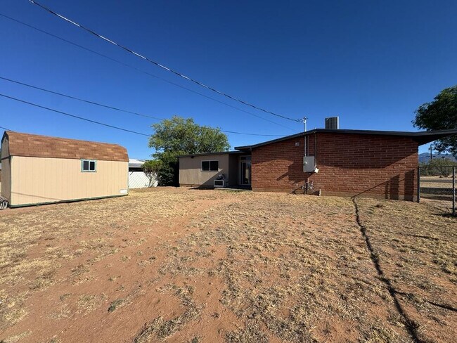 Building Photo - 4501 Pine Tree Dr