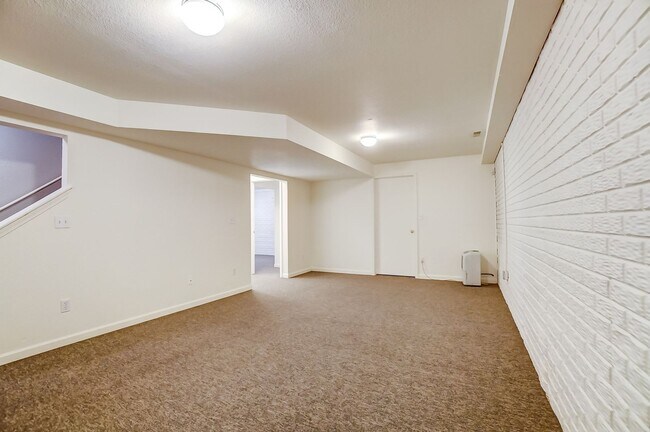 Building Photo - 3704 Willow Run Dr