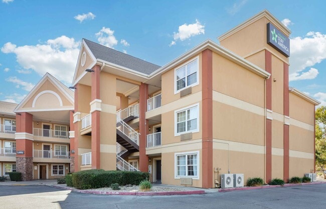 Building Photo - 7135 N Fresno St