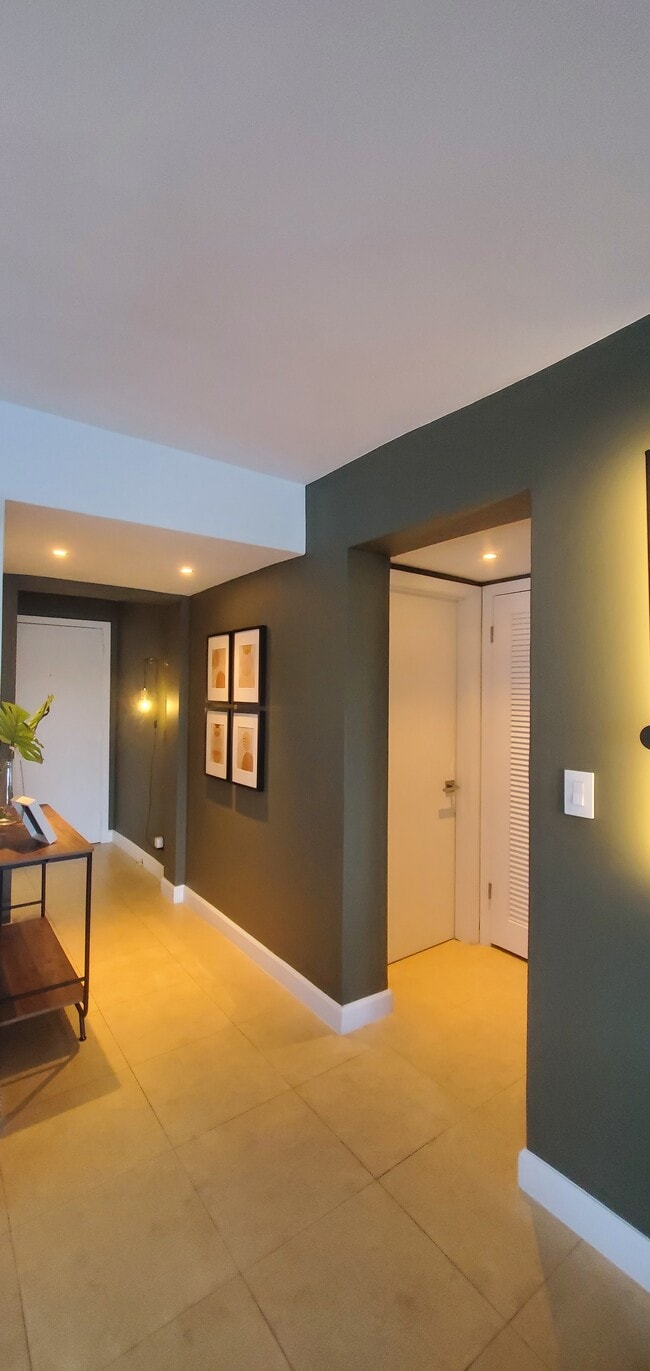 Building Photo - 18901 NE 14th Ave