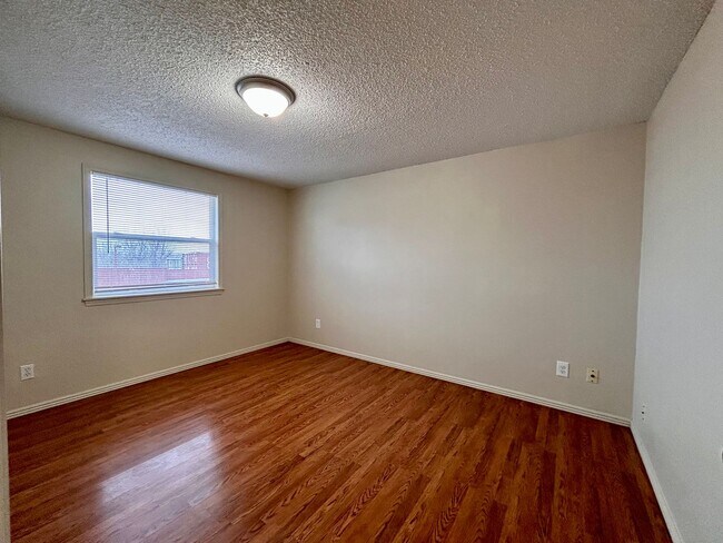 Building Photo - $0 DEPOSIT OPTION. COZY 2-BEDROOM CONDO WITH NO CARPET, 2 PARKING SPACES, IN WESTMINSTER. WITH EA...