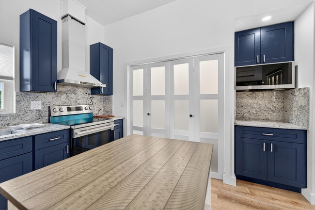 Building Photo - 300 E 24th St