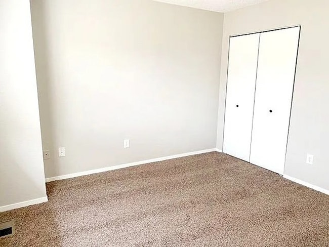 Building Photo - 2 bedroom townhome on east side-Don't miss...