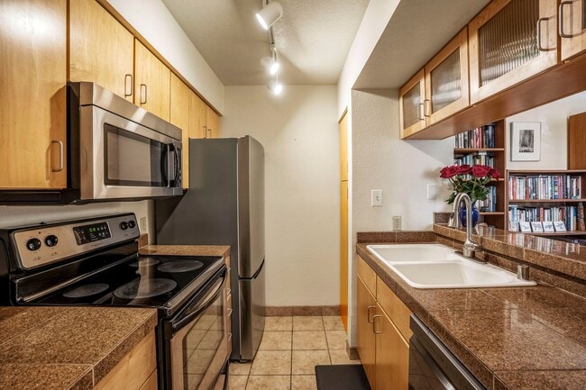 Building Photo - Light-Filled Upstairs Condo in a Prime Loc...