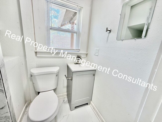 Building Photo - $500 off Frist Months Rent on Spacious 4 B...