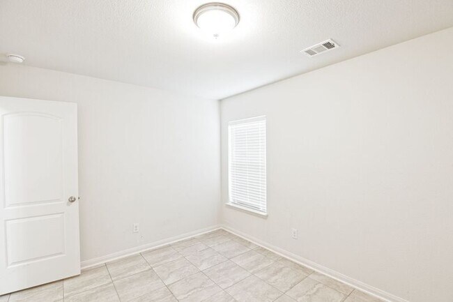 Building Photo - 1829 Persimmon Dr