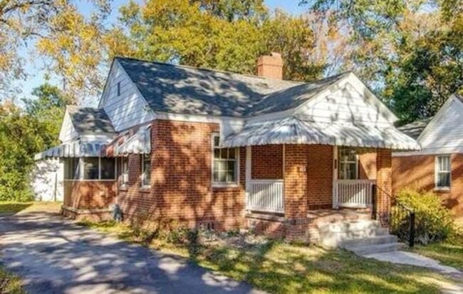 Primary Photo - Cozy 2bd/1ba brick cottage near downtown C...