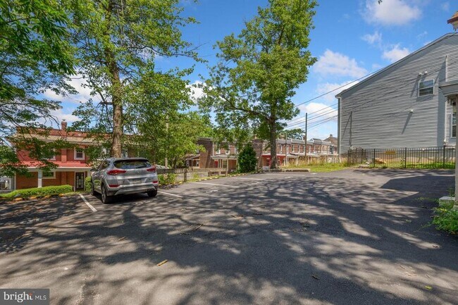 Building Photo - 350 Green Ln