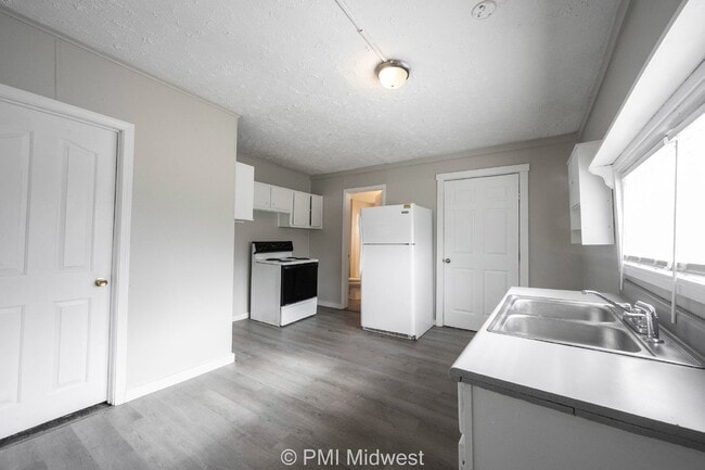 Building Photo - Charming 3-Bedroom Duplex with 2 Full Bath...