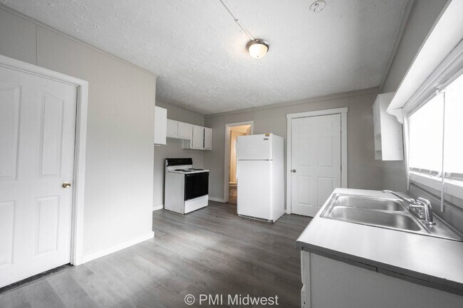 Building Photo - Charming 3-Bedroom Duplex with 2 Full Baths in Indianapolis - A Must See!